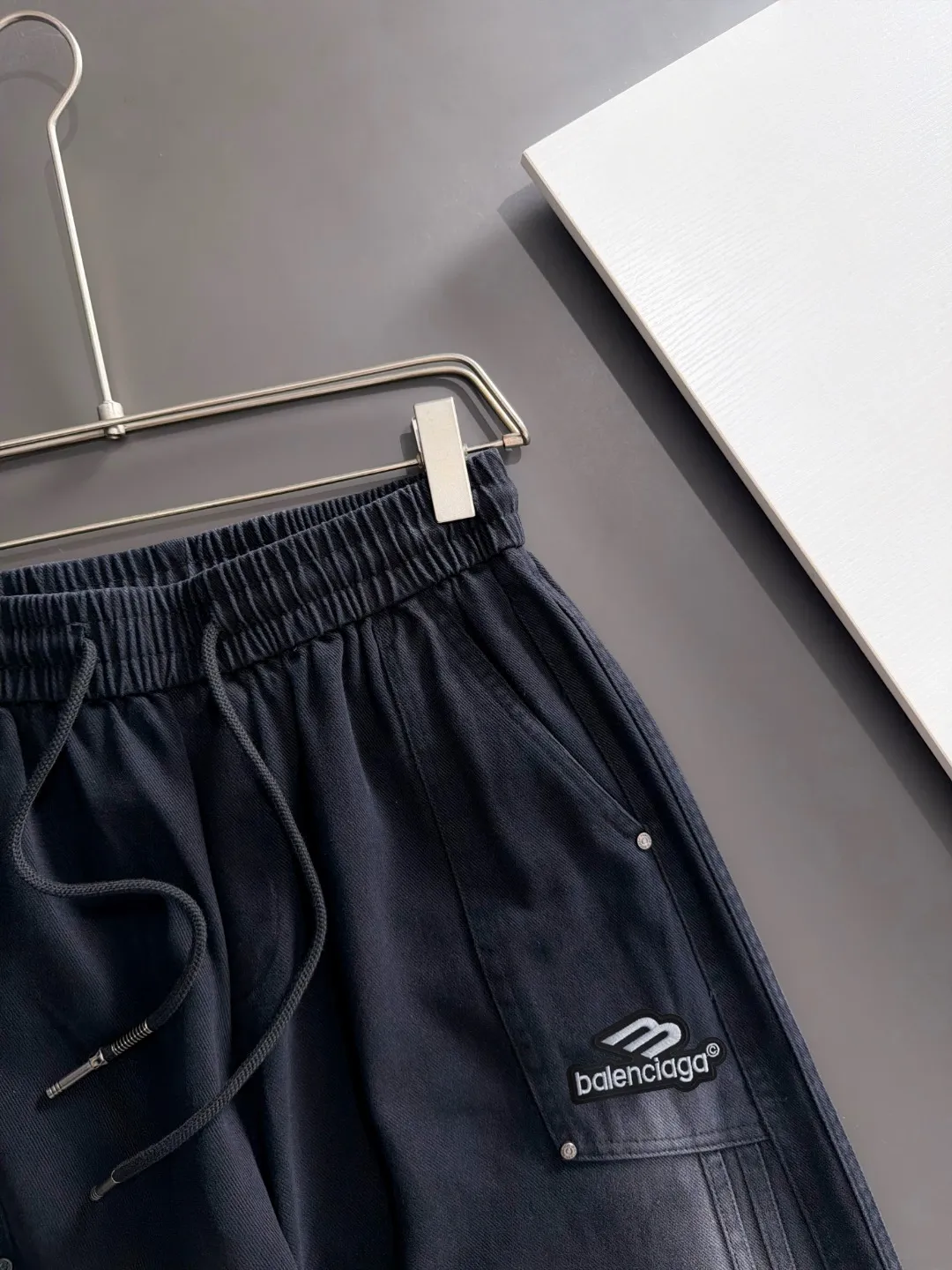 Shipped next day P195 Balenciaga 2026 Summer New Arrival elastic band casual pants, counter-customized fabrics, Breathable, high comfort, impeccable details, brand element design concept, reflecting high quality. It feels delicate and soft! It presents a casual cut and the upper body shape is great! Sizes:S-3XL